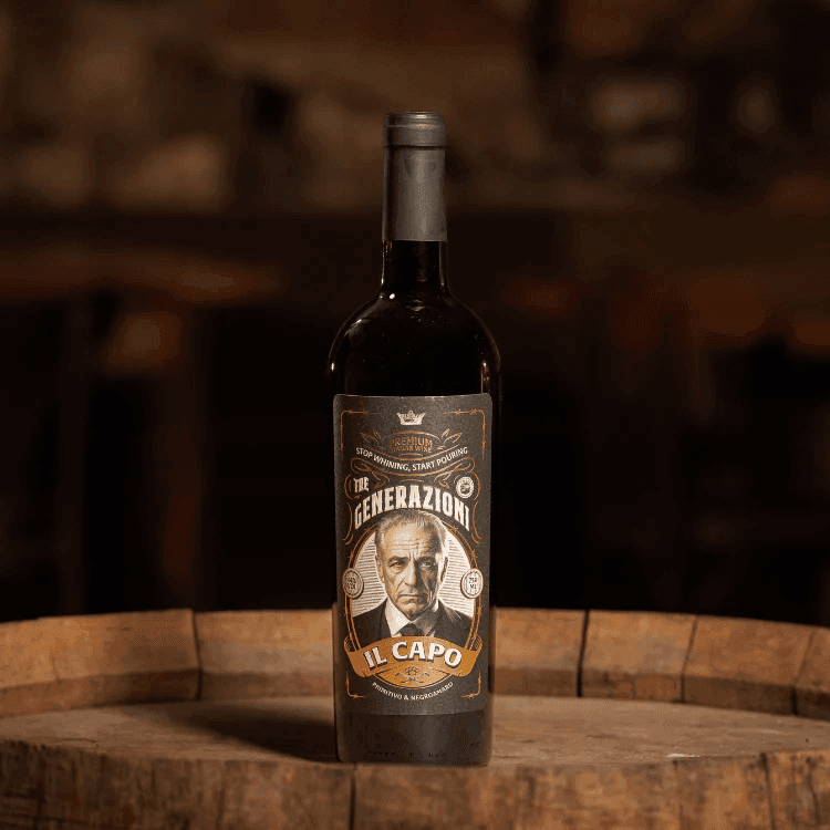 Tre Generazioni fles met AR-karakter Il Capo actief op telefoon